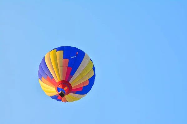 Globos Aire Caliente Coloridos Vuelo Sobre Cielo Azul —  Fotos de Stock