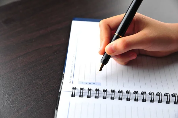 Imagen Recortada Mujer Escribiendo Cuaderno Blanco Con Pluma Tinta —  Fotos de Stock