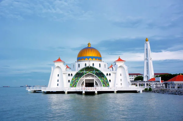 在马六甲海峡清真寺 马六甲清真寺 的早晨景观 它是位于马来西亚马六甲镇附近的人造马六甲岛的清真寺 — 图库照片