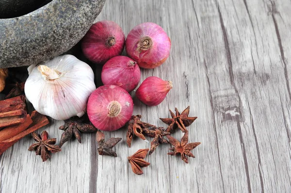 Mörser Sternanis Zimt Ingwer Auf Holzgrund — Stockfoto