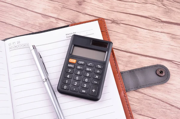 Metin veya ileti, kalem ve ahşap masa hesap makinesi için boş alan ile notepad açıldı