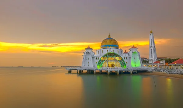 令人敬畏的日落时 漂浮的公共清真寺全景 — 图库照片