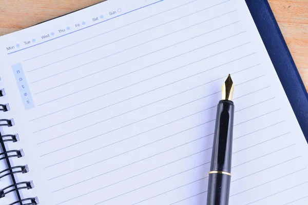 Cuaderno Con Pluma Estilográfica Sobre Mesa Madera — Foto de Stock