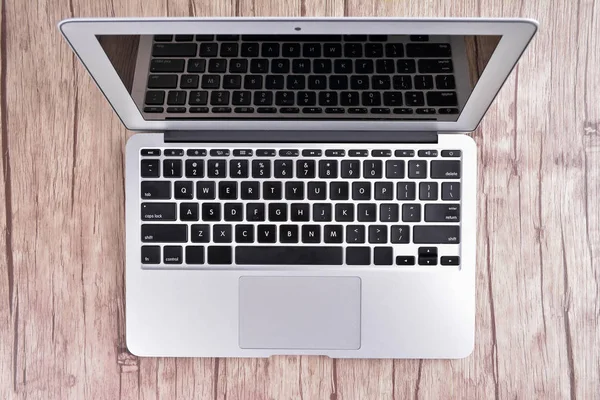 Ahşap masa üstünde laptop