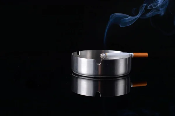 Kouř Vycházející Cigarety Popelníku — Stock fotografie