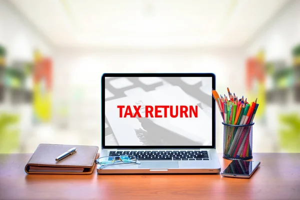 Abra o laptop com texto TAX RETURN na mesa de madeira velha — Fotografia de Stock