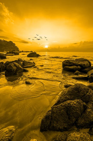 Paisagem de beleza com nascer do sol sobre o mar — Fotografia de Stock