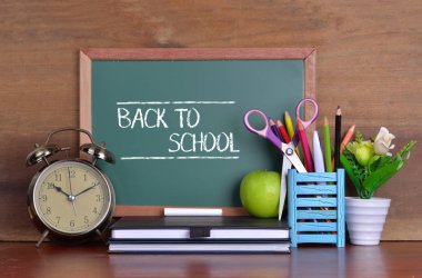 Chalkboar ile kitap ve çalar saat ile okul konseptine geri dön