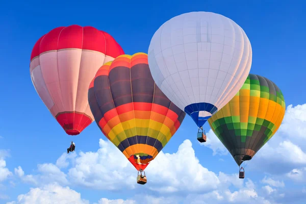 Kolorowe balony na gorące powietrze w lotach nad niebieski niebo — Zdjęcie stockowe