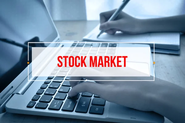 Mano Digitando sulla tastiera con testo STOCK MARKET — Foto Stock