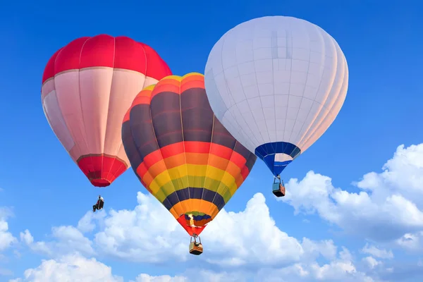 Kolorowe balony na gorące powietrze w lotach nad niebieski niebo — Zdjęcie stockowe