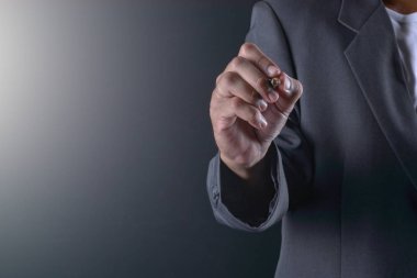 el iş adamı yazma veya sanal dokunmatik dağ eteğindeki taş yığını üzerine yazma