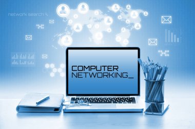 Dizüstü bilgisayar ve akıllı telefon ile dizüstü bilgisayarı açın. Teknoloji Kavramı