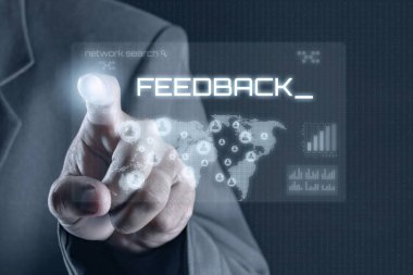 İş adamı sanal ekrana işaret etti. İş & Teknoloji C