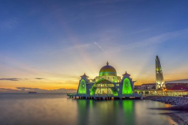 Malacca Straits Camii (Mescid Selat Melaka) günbatımı anlarda, insan yapımı Malacca adada Malacca kasaba, Malezya yakınında bulunan bir cami olduğunu