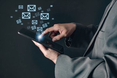 tablet bilgisayar ve e-posta simgeleri kullanarak iş adamı