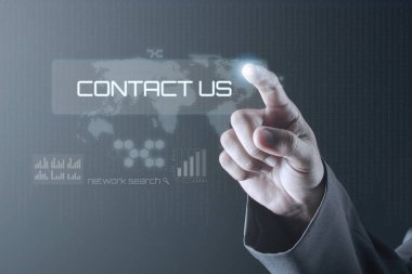 İş adamı sanal ekrana işaret etti. İş Kavramı