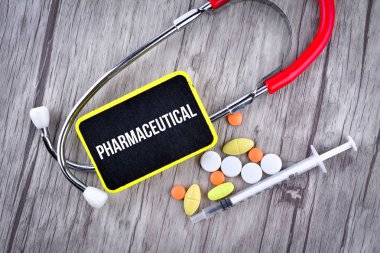 Pills, Şırınga ve Stetoskop metin İlaç ile