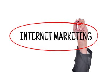 El beyaz arka plan üzerinde bir kelime İnternet Pazarlama yazma