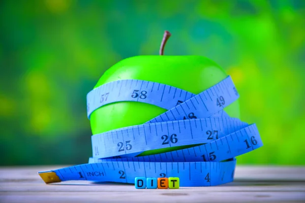 健康饮食概念中的绿色苹果 带测量胶带 — 图库照片