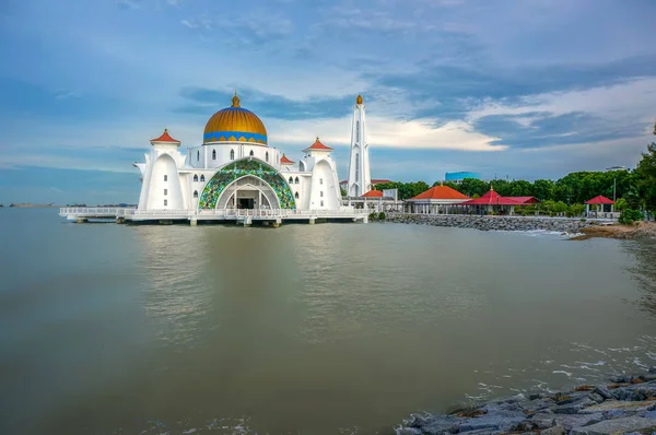 马六甲海峡清真寺 马六甲清真寺 的日落时刻 是位于马来西亚马六甲镇附近人造马六甲岛的清真寺 — 图库照片
