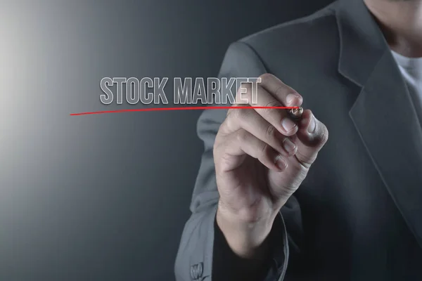 Mão de homem de negócios escrever ou escrever texto STOCK MERKET — Fotografia de Stock