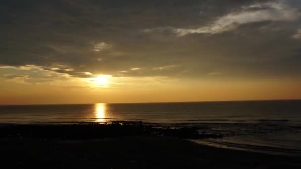 Bellissimo Mare Blu Tramonto Sullo Sfondo — Video Stock