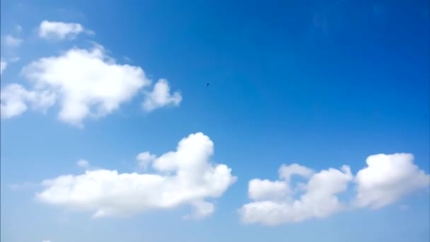 Μπλε Ουρανός Σύννεφα Στο Παρασκήνιο — Αρχείο Βίντεο
