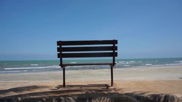 美しいビーチのベンチ — ストック動画