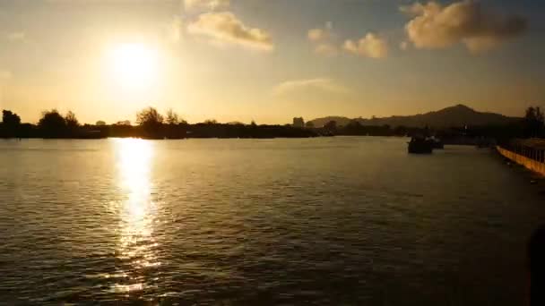 Belle mer bleue au coucher du soleil sur fond 