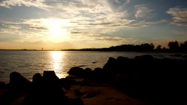 Όμορφη Γαλάζια Θάλασσα Στο Ηλιοβασίλεμα Στο Παρασκήνιο — Αρχείο Βίντεο