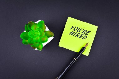 Kalemli yeşil yapışkan not ile metin Sen Kiralandın