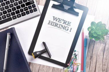 Ahşap masa üzerinde dizüstü bilgisayar ve pano ile Klavye. İş C