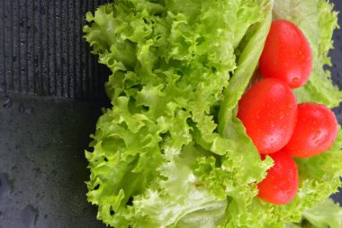 taze domates ve salata mutfakta yaprakları