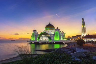 Malacca Straits Camii (Mescid Selat Melaka) günbatımı anlarda, insan yapımı Malacca adada Malacca kasaba, Malezya yakınında bulunan bir cami olduğunu