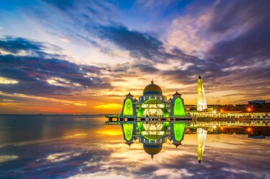 Malakka Boğazı Camii'nde gün batımı anları ( Mescid-i Selat Melaka),