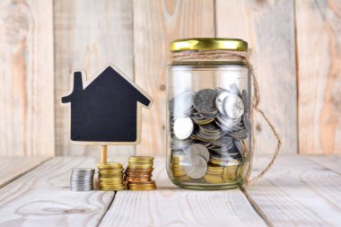 Ahşap masa demir yığınları