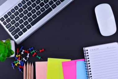 Siyah masalarda dizüstü bilgisayar ve dizüstü bilgisayar