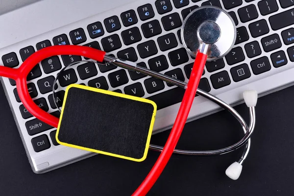 Orvosi kutatás, fonendoszkóp a laptop billentyűzet, orvos workpla — Stock Fotó