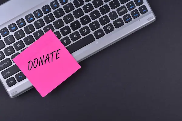 Haftnotiz auf Tastatur mit Text spenden — Stockfoto