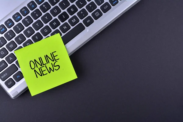 Metin Online Haberler ile klavyede yapışkan not