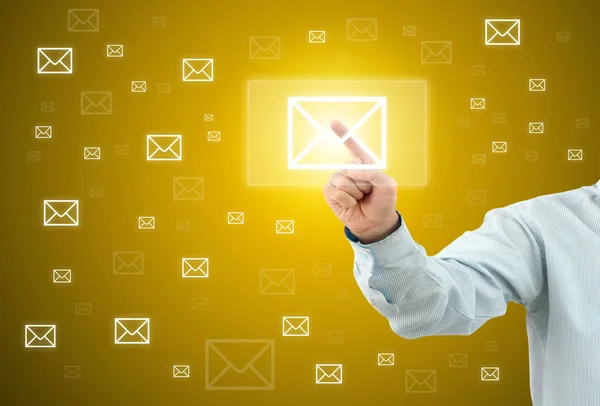 Uomo d'affari toccare un pulsante EMAIL su uno schermo immaginario — Foto Stock