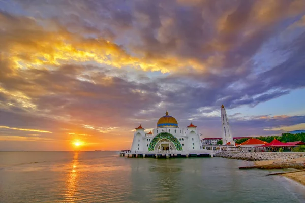 Naplemente pillanatok Malacca Straits mecset (Masjid Selat Melaka), — Stock Fotó