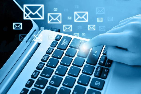 E-posta konsept dizüstü bilgisayar ve eller