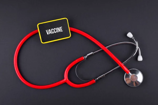 Stethoskop auf schwarzem Hintergrund mit Text. medizinisches Konzept — Stockfoto