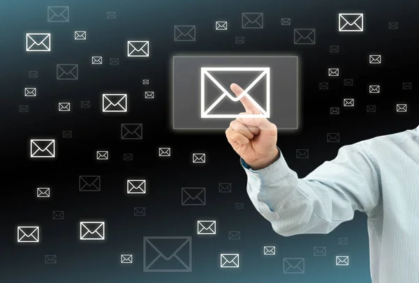 Człowiek biznesowy dotknąć przycisku E-mail na wyimaginowanym ekranie — Zdjęcie stockowe
