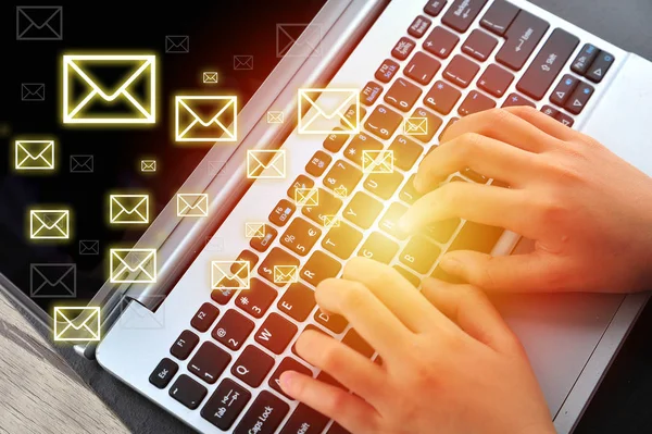 Концепция электронной почты с ноутбуком и руками — стоковое фото