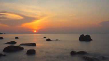 Arka planda gün batımında Güzel Mavi deniz