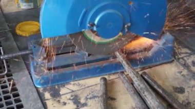 Atölyede yüksek hassasiyetli taşlama makinesinde son işlem metal çalışması