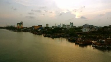 Akşam şehir ve göl Panoraması